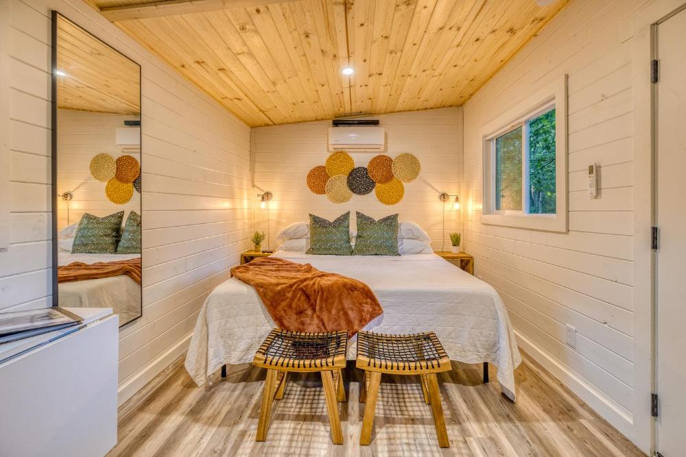 Couples Retreat: King Bed:Hot tub:Firepit & More